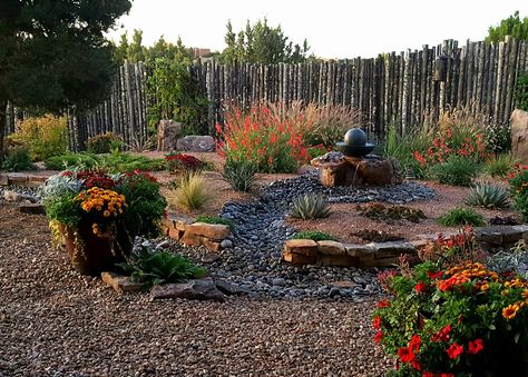 Santa Fe Patio Ideas, Santa Fe Landscaping Ideas, Santa Fe Garden, Santa Fe Landscape, New Mexico Landscaping, New Mexico Landscape Ideas, Desert Landscape Backyard, Natural Fences, Southwest Landscaping