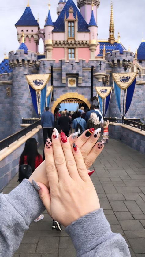 Disney Nail Designs Almond, Disney Design Nails, Disney World Nails Acrylic, Disney Manicures, Classy Disney Nails, Disney Nails Acrylic, Disney Manicure, Disney World Nails, Disney Themed Nails