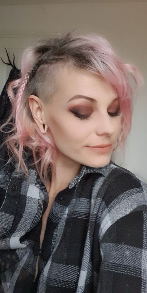 Pink hair shaved side alternative Half Shaved Pink Hair, Half Shaved Womens Haircuts, Shaved Side Short Hairstyles, Side Shave Haircut Women, Blonde Shaved Hair, Half Head Shaved, Partial Shaved Hair Women, Half Shaved Hair Medium, Side Shaved Hairstyles Medium