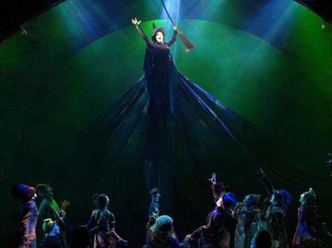 Defying Gravity scene!!! I don't know if that's Idina Menzel or Lindsay Mendez but I know that I want to see this performance! I wanna be in it!!! And I will ;) Wicked Defying Gravity, Musical London, Broadway Wicked, The Witches Of Oz, Wicked Musical, Wicked Witch Of The West, Broadway Plays, Defying Gravity, Music Theater