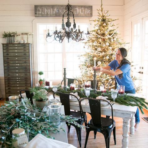 13 Christmas Decorating Ideas to Steal From Joanna Gaines Joanna Gaines Christmas Decor, Joanna Gaines Christmas, Joanna Gaines Design, Joanne Gaines, Joanna Gaines Farmhouse, Chip Gaines, Classic Holiday Decor, Holiday Chaos, Chic Dining Room