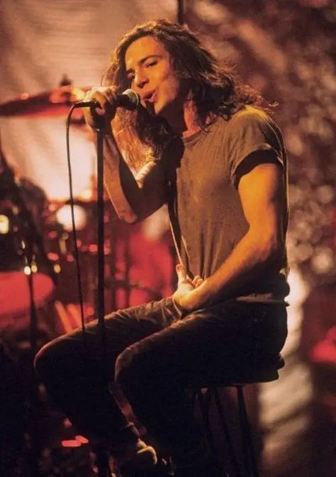 20 Beautiful Pictures Of Eddie Vedder - Just Cos. Marcus Mumford, Pearl Jam Eddie Vedder, New Orleans Jazz, Adam Clayton, Roger Daltrey, Jerry Cantrell, Mtv Unplugged, Grunge Guys, Cannes Lions