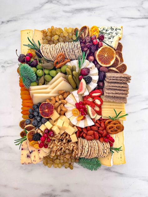 FESTIVE VEGETARIAN Vegetarian Charcuterie Board Christmas, Charcuterie Board Meatless, Winter Grazing Board, Charcuterie Board Ideas Vegetarian, Vegetarian Platter Ideas, Vegetarian Grazing Board, Beautiful Charcuterie Board Ideas, Cheese Board Vegetarian, Vegetarian Charcuterie Board Ideas