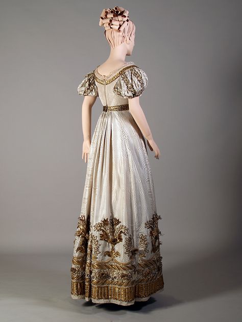 White silk moire faille dress with gold embroidery, English, ca. 1810-1825, KSUM 1986.97.28. Historical Gowns, Regency Gown, Regency Era Fashion, Kent State University, Kent State, 1800s Fashion, Period Clothing, Court Dresses, Regency Fashion