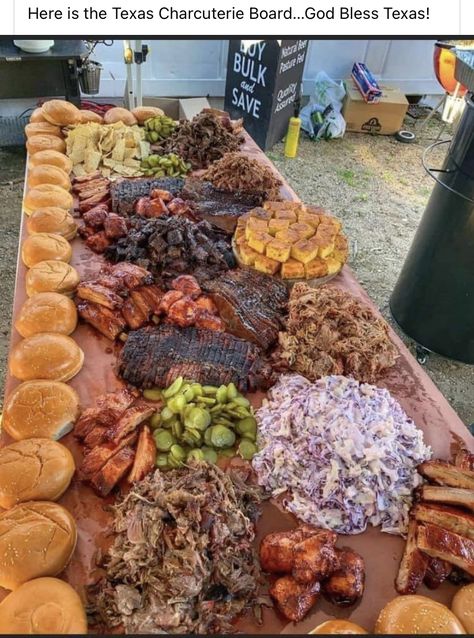 Bbq Platter, Bbq Party Food, Charcuterie And Cheese Board, Charcuterie Recipes, Buffet Food, Bbq Party, Food Platters, Bbq Recipes, Wedding Food