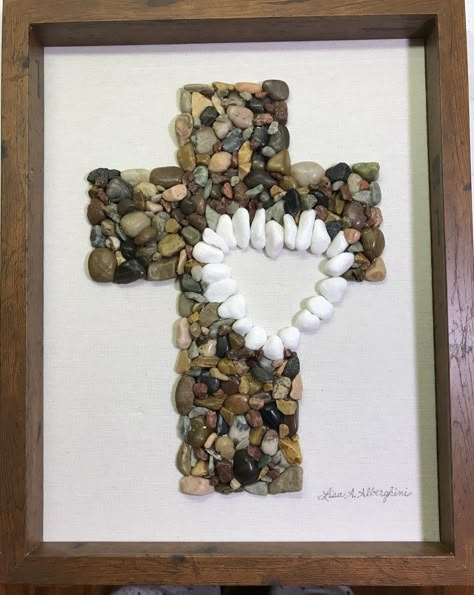 Cross Made Of Rocks, Easter Pebble Art, Popsicle Stick Cross, Cross Art Projects, Rock Crafts Diy, Wooden Cross Crafts, Faith Crafts, Stone Pictures Pebble Art, Stones Garden