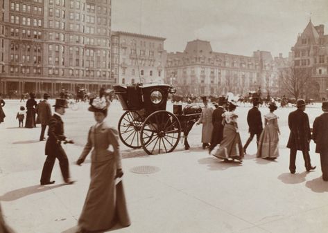 50 photos from American life in the 19th century - Museum of the City of New York/Archive Photos // Getty Images Paris 1900, Nyc History, Wilde Westen, New York Vintage, Horse And Buggy, Street New York, 5th Avenue, American Life, Vintage New York