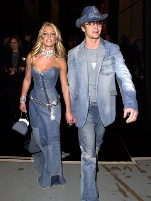 Britney Spears and Justin Timberlake in denim outfits (basically how we'd look.) Britney Spears Justin Timberlake, All Denim Outfits, Halloween Costumes Diy Couples, Halloween Parejas, Denim Party, Denim And Diamonds, Charlotte Gainsbourg, 2000s Outfits, Outfit 90s