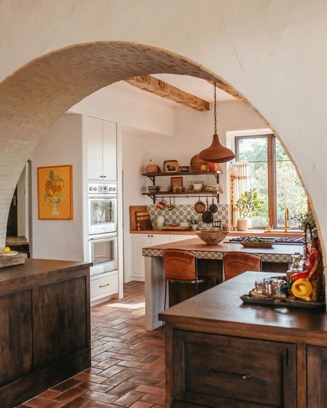 Adobe House Interior Spanish Style, Adobe House Aesthetic, Modern Santa Fe Style Kitchen, Adobe Houses New Mexico, New Mexico Home Interior, Santa Fe House Style, Hyper Adobe House, Dutch Home Interior, Small Mexican House Interior