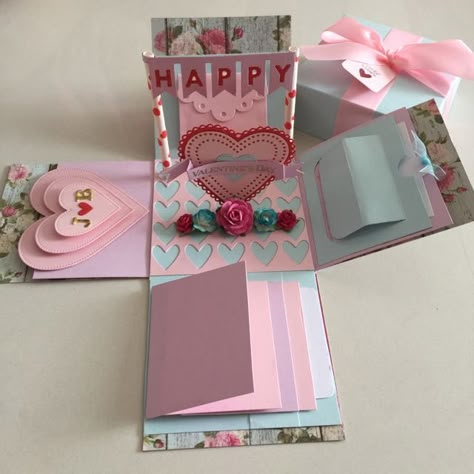 Scrapbook Gift Ideas, Freetime Activities, Unique Scrapbooks, Diy Birthday Gifts For Friends, Scrapbook Gift, Bf Gifts, Mini Scrapbook, Diy Creative Crafts