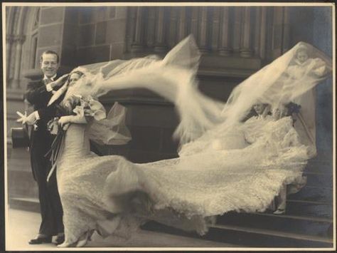 Unknown wedding, beautiful picture Vintage Wedding Cards, Bride Veil, Vintage Wedding Photos, Foto Tips, Wedding Gowns Vintage, Vintage Bride, Vintage Bridal, Here Comes The Bride, Vintage Photographs