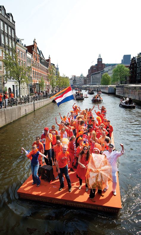 Queen's Day (King's Day from 2014) in #Amsterdam is full of orange! (Photo: Holland.com) Kings Day Amsterdam, Kings Day Netherlands, Day In Amsterdam, Orange Photo, Netherlands Flag, Travel Noire, Orange Party, I Amsterdam, Kings Day