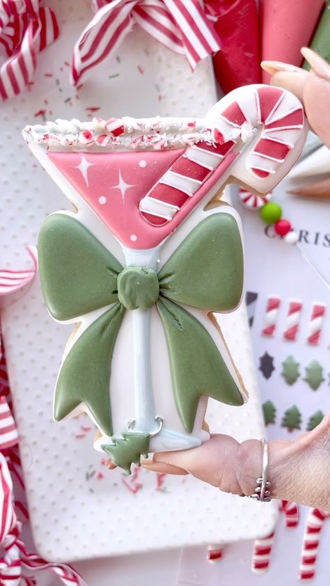 Give me all the transfers!! They’re my “newish” favorite thing to utilize for my cookies! ⠀ In my new “Merry Little Cocktails” online class… | Instagram Christmas Cookies Competition, Christmas Cocktail Cookies Decorated, Home Alone Cookies Decorated, Stained Glass Sugar Cookies, Christmas Birthday Cookies, Gift Cookies Decorated, Christmas Decorated Cookies, New Year Cookies, Christmas Sugar Cookies Decorated