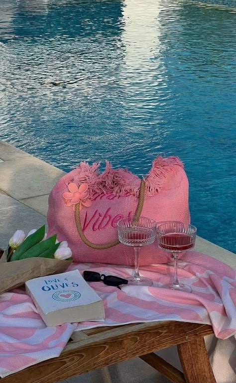 Pink Aesthetic Travel Pictures, Summer Girly Aesthetic, Pool Day Vibe, Pool Aesthetic Pictures, Aesthetic Pictures Girly, Girly Summer Aesthetic, Pink Beach Aesthetic, Pool Summer Aesthetic, Summer Aesthetic Pink