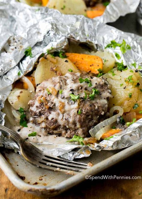 Hobo Meals, Hobo Dinner Recipes, Simple Gravy, Hobo Dinner, Tin Foil Dinners, Hobo Dinners, Hamburger And Potatoes, Foil Packet Potatoes, Chicken Foil Packets