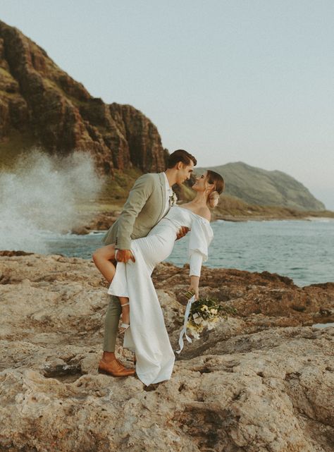 Unique Elopement Ideas | Wedding Photo Ideas | Hawaii Photo Ideas | Hawaii Photographer Valory Evalyn | Boho Wedding Photos | Wedding Inspo | There's nothing like adding a unique touch to your beach wedding! Whether that be creative couple poses or adding a picnic photoshoot to your day. Check out my blog to read more couples photos ideas, give you low cost wedding ideas decor, simple beach wedding ideas, and to book your destination wedding photographer! Beach Wedding Pics, Pre Wedding Praia, Couples Beach Photography, Kauai Wedding, Hawaii Elopement, Hawaii Photographer, Pose Fotografi, Beach Wedding Photography, Beach Wedding Photos