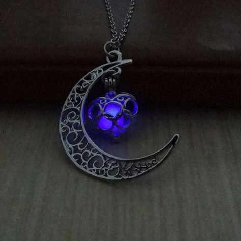 قلادات متدلية, Glowing Necklace, Heart Choker Necklace, Unique Pendant Necklace, Magical Jewelry, Heart Choker, Moon Pendant Necklace, Vintage Necklaces, Dark Moon