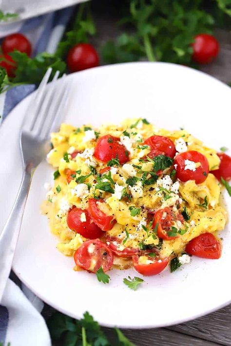 These Olive Oil Scrambled Eggs with Feta and Tomatoes takes only 10 minutes and a handful of ingredients! It's low-carb, gluten free, and high protein, and perfect for the Mediterranean diet. Feta Scrambled Eggs, Scrambled Eggs Healthy, Egg And Grapefruit Diet, Scrambled Eggs With Spinach, Scrambled Eggs With Cheese, Creamy Scrambled Eggs, Spinach Tomato, Scrambled Eggs Recipe, Cucumber Diet