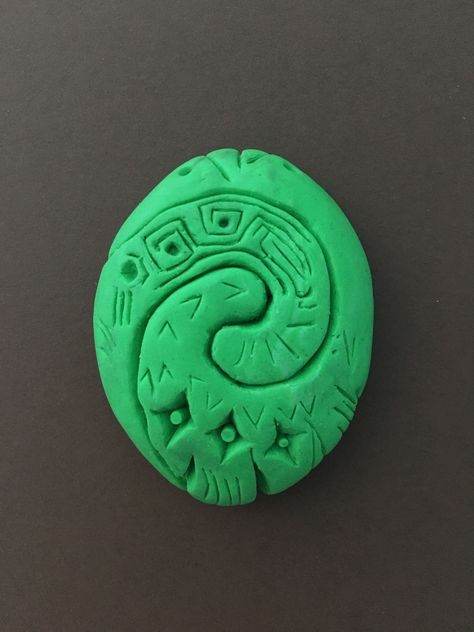 The heart of te fiti - polymer clay Heart Of Tafiti Moana Tattoo, The Heart Of Te Fiti, Hawaiian Mythology, Rock Crafts Diy, Heart Of Te Fiti, Te Fiti, Air Clay, Earring Inspo, Clay Stuff