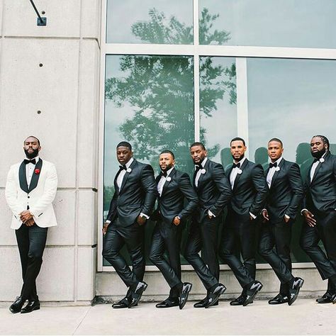 Groom Tuxedo Navy, Groomsmen Wedding Photos, Pose Pengantin, Groomsmen Pictures, Groomsmen Photography, Groomsmen Poses, Wedding Fotos, Groom Photoshoot, Wedding Portrait Poses