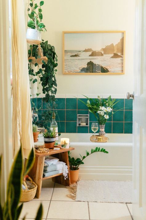 Sink Trends, Slow Music, Bohemian Bathroom Decor, Rental Bathroom, Bohemian Bathroom, Rental Kitchen, Boho Bathroom Decor, Eclectic Bathroom, Old Apartments