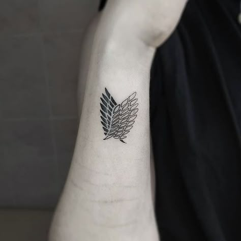 Aot Tattoos Female, Aot Anime Tattoo Ideas, Aot Tat, Minimal Anime Tattoo, Wings Of Freedom Tattoo, Small Naruto Tattoo Ideas, Minimalistic Anime Tattoo, Attack On Titan Tattoo Ideas, Levi Tattoo