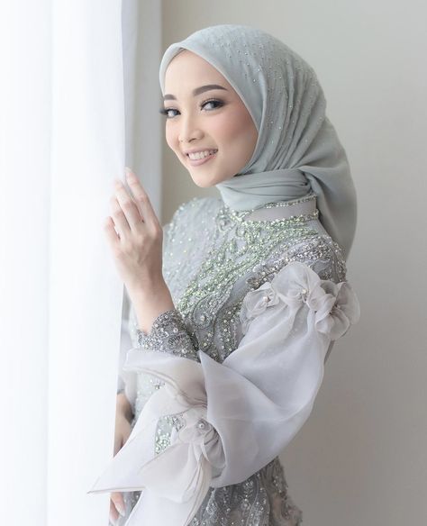 Pose Lamaran, Gowns Hijab, Gold Hijab, Pengantin Modern, Kebaya Simple, Kebaya Lamaran, Kondangan Outfit, Wedding Rose Gold, Kebaya Wedding