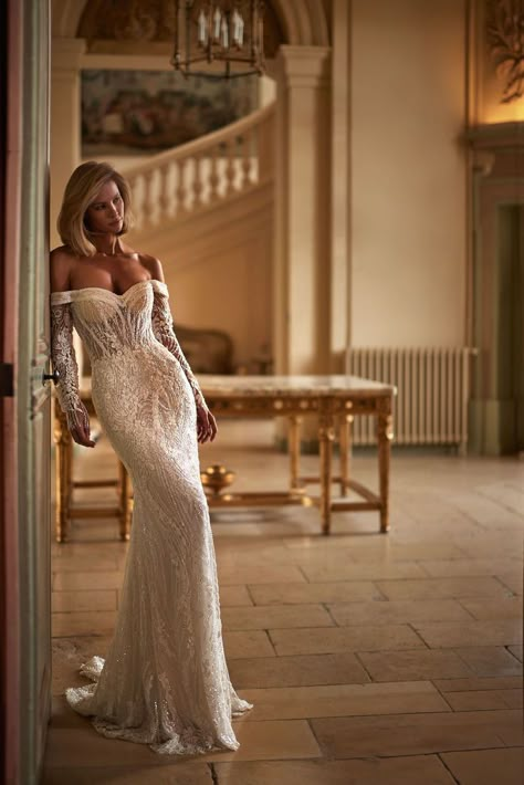 Dresses Old Money, Old Money Wedding Dress, Old Money Wedding Aesthetic, Wedding Dresses Old, Simple Classy Wedding, Simple Classy Wedding Dress, Italian Wedding Aesthetic, Luxury Wedding Gown, Fitted Wedding Dresses