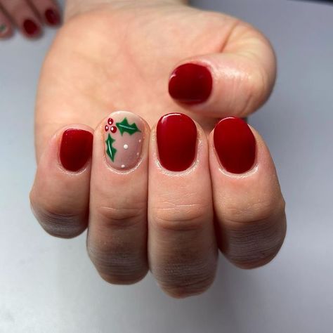 December Biab Nails, Simple Christmas Nails For Short Nails, Holly Design Nails, French Tip With Mistletoe, Holly Leaf Nails, Christmas Mistletoe Nails, Mistle Toe Nails, Short Easy Christmas Nails, Missle Toe Christmas