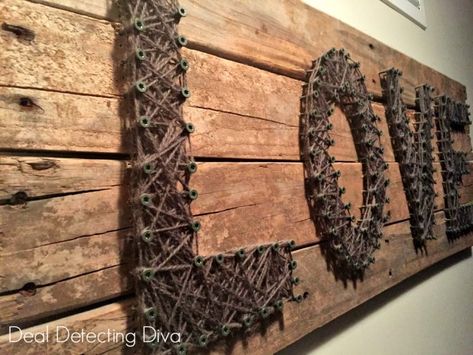 Do you have a fence board or an old pallet? How about some yarn and screws? Then you, my friend, have everything it takes for a new yarn art masterpiece! Screw Art Ideas, Fence Board Crafts, Screw Art, Old Fence Boards, Tin Shed, Board Crafts, Fence Boards, Old Fences, Power Washer