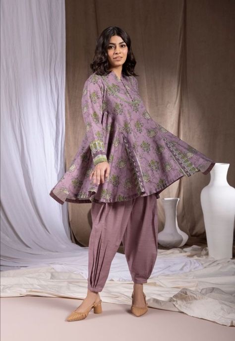 This khaddar dress is from @sapphire winter collection. The short frock and ghery wali shalwar is back with the bang this season Short Frock With Pants, Short Frock With Shalwar, Frock Shalwar Design For Women, Loan Frock Design, Short Frocks For Women Pakistani, Short Frock Designs Pakistani, Khaddar Frock Design, Frock Shalwar, Frocks For Women Party