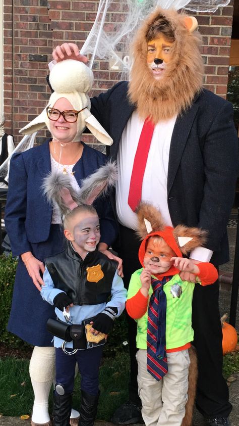 Zootopia costumes Judy Hopps Nick Wilde Bellwether Lionheart Nick Wilde Costume, Zootopia Costume, Judy Hopps Costume, Halloween Costume Awards, Disney Family Costumes, Twin Costumes, Disney Dress Up, Nick Wilde, Duo Halloween Costumes