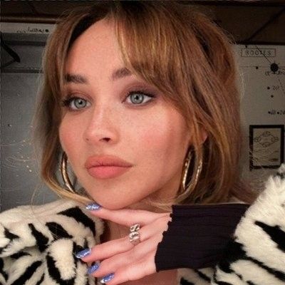 Sabrina Carpenter Brown Hair Sabrina Carpenter Haircut On Brown Hair, Sabrina Carpenter Hair Brown, Sabrina Carpenter Hair Brunette, Sabrina Carpenter Bangs On Brown Hair, Sabrina Carpenter Brown Hair, Brunette Sabrina Carpenter Hair, Sabrina Carpenter Hair Layers, Sabrina Carpenter Hair, Dark Cherry Hair