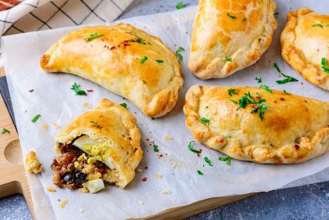 Chilean-Style Empanadas de Pino Empanadas Recipe Dough, Mini Empanadas, Latino Recipes, Beef Empanadas Recipe, Chicken Croquettes, Empanadas Dough, Stuffed Bread, Chilean Recipes, International Dishes