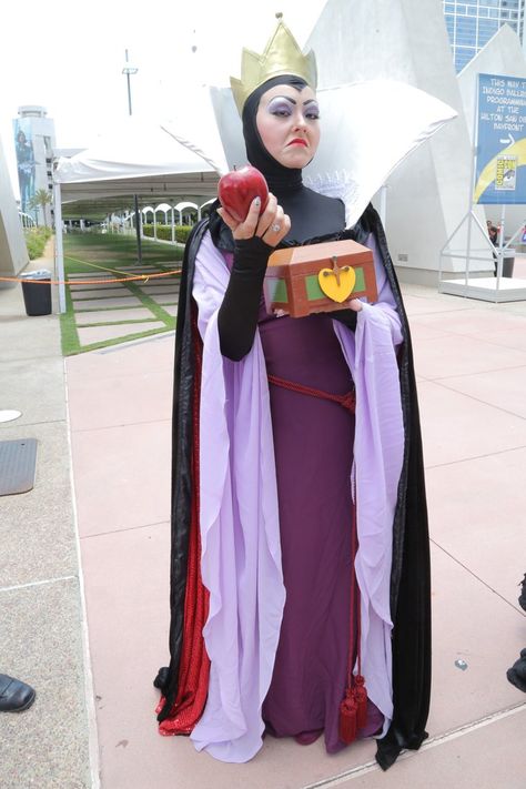 Pin for Later: 40 Disney Costume Ideas You'll Want to Steal From Comic-Con Evil Queen Evil Queen Costume Diy, Disney Costume Ideas, Adult Disney Costumes, Evil Queen Costume, Disney Costumes Diy, Disney Evil Queen, Disney Princess Cosplay, Carnaval Costume, Disney Costume