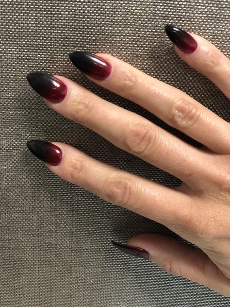 Gel Nails Ideas Short Goth, Simple Grunge Nails Acrylic, Punisher Nails Phoebe, One Hand Red One Hand Black Nails, Goth Nail Ideas Short, Twilight Inspired Nails, Vampire Nails Short, Short Vampire Nails, Goth Nails Simple