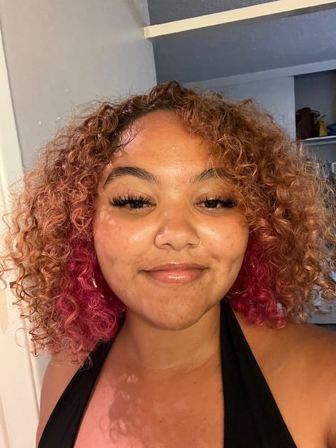 Honey Blonde Hair And Pink, Brown And Pink Natural Hair, Honey Blonde Hair With Pink Underneath, Cinnamon And Pink Hair, Pink And Ginger Hair Black Women, Brown And Pink Hair Black Women, Honey Blonde And Pink, Pink And Blonde Hair Curly, Pink And Light Brown Hair Black Women