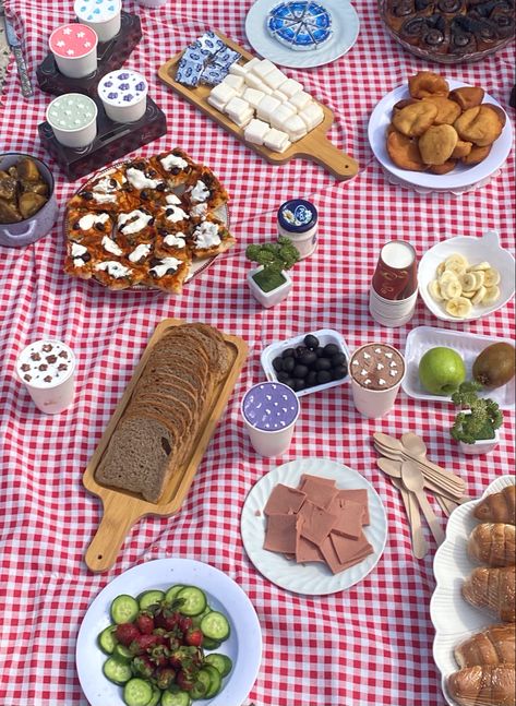 Picnic Date Food, School Study Ideas, Picnic Date, Room Makeover Inspiration, Food Platters, Food And Drink, Snacks, Birthday