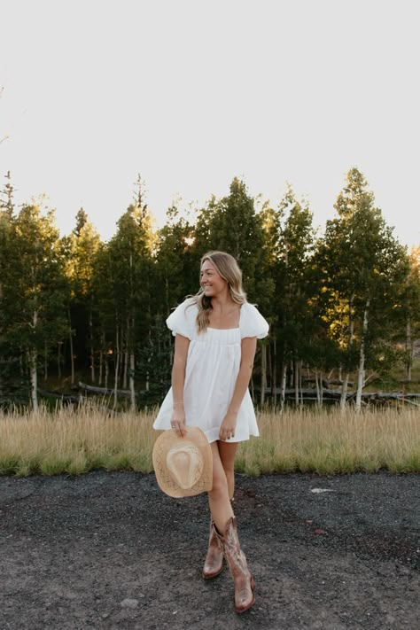 Country Senior Pictures Outfits Dresses, Midi Dress Senior Pictures, Cute Dresses For Senior Pictures, Neutral Senior Picture Outfits, Senior Photo White Dress, Short White Dress Senior Pictures, White Dresses Senior Pictures, Southern Photoshoot Ideas, Field Graduation Photos