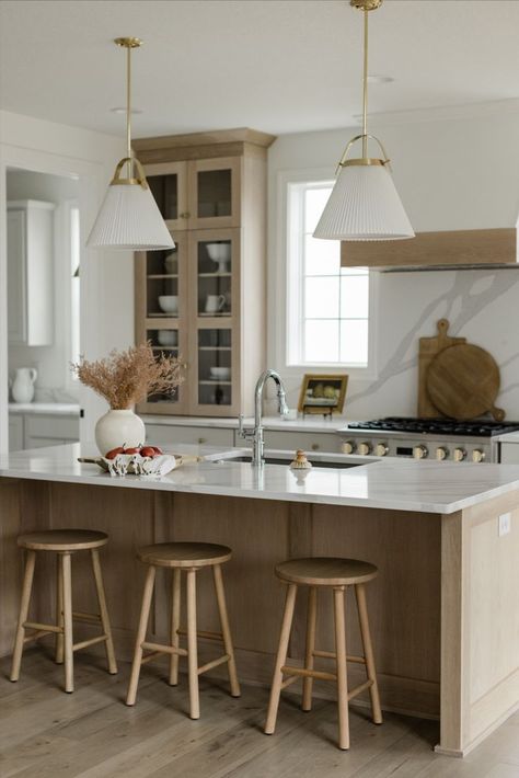 Kitchen White Oak, White Oak Island, Kitchen Shelf Styling, White Oak Kitchen, Pantry Remodel, Kitchen Family Rooms, Oak Island, Oak Kitchen, Kitchen Cabinet Colors