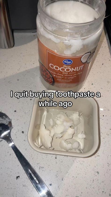 Coconut Oil Toothpaste, Diy Toothpaste, Baking Soda Toothpaste, Toothpaste Recipe, Natural Smile, Homemade Toothpaste, Whiter Teeth, Dental Treats, Natural Toothpaste