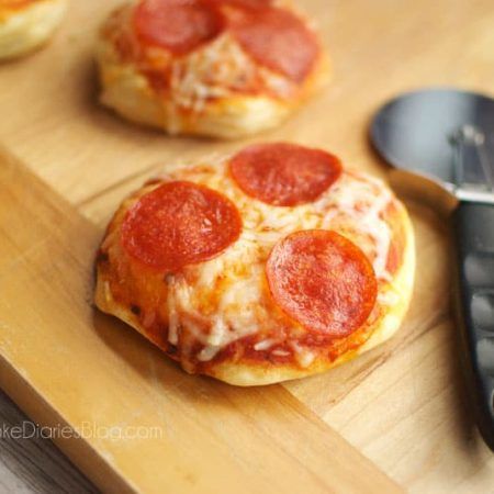 Mini Biscuit Pizzas - Print Biscuit Pizzas, Kid Dinners, Pizza Side Dishes, Personal Pizzas, Pizza Mini, Pizzas Recipe, Pizza Cupcakes, Chicken Bacon Ranch Pizza, Frozen Dinner Rolls