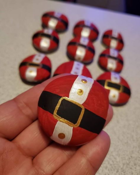 Plastic Bead Crafts, River Rock Crafts, Playdate Ideas, Christmas Pebble Art, Rock Games, Christmas Rocks, Diy Rock Art, Christmas Crafts For Kids To Make, Painted Rocks Kids