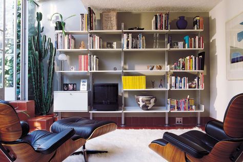 The examples of modular shelving systems in this article are carefully chosen with a focus on their utility, aesthetic and universality. Individuals purcha Living Room Wall Units, Interior Design Videos, Bookshelves In Living Room, Bookcase Design, Dieter Rams, Bookshelf Design, Wall Bookshelves, Modular Shelving, Living Room Shelves