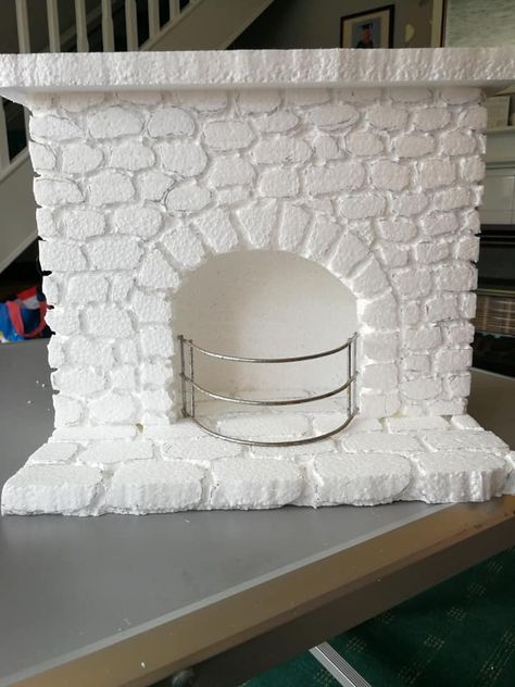 Polystyrene Craft, Foam Decorations, Foam Carving, Home Decor Hacks, Faux Fireplace, Office Christmas Decorations, Diy Fireplace, Christmas Fireplace, Navidad Christmas