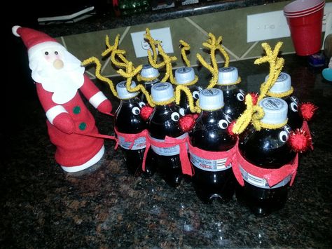 Secret santa gift. Santa and his Diet Coke Reindeers. Dollar Tree Santa tree topper cut down to size, 8 small bottles of coke (come in a pack), felt, googly eyes, pompoms and pipe cleaners. Simple yet cute! Diet Coke Christmas Gift, Soda Christmas Gift Ideas, Neibor Gifts, 10 Secret Santa Gifts, Secret Santa Ideas, Coke Gifts, Secret Santa Christmas Gifts, Funny Secret Santa Gifts, Santa Ideas