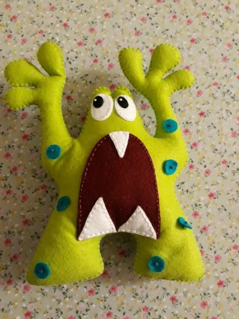 Hand Sewn Monster Dolls, Monster Stuffed Animal Diy, Felt Monsters Pattern, Monster Quilt, Monster Pillows, Felt Monster, Monster Pattern, Handmade Stuffed Toys, Monster Toys