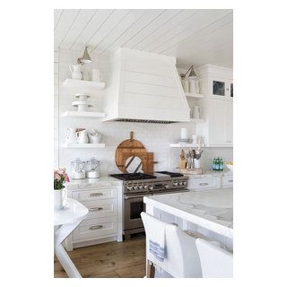 White Cabinets - Farmhouse - Kitchen - Columbus - by Everingham Design | Houzz White Beach Kitchen, Nautical Kitchen Ideas, Hobe Sound Florida, Beach Kitchen Ideas, Florida Beach Cottage, Beach Theme Kitchen, Beach Style Kitchen, Nautical Kitchen, Kitchen Coastal