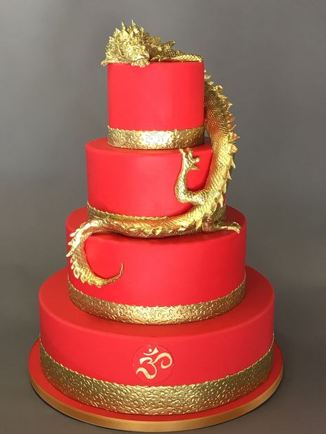 Fiestas Aesthetic, Chinese Dragon Cake, Wedding Cake Chinese, Dragon Cake Ideas, Red And Gold Dragon, Mulan Wedding, Vow Renewal Reception, 15 Cakes, Gold Table Centerpieces