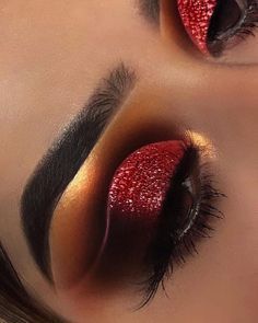 Christmas Eyeshadow, Translucent Setting Powder, Bold Eye Makeup, Makeup For Black Skin, Glitter Eye Makeup, Face Makeup Tips, Crazy Eyes, Liquid Highlighter, Gold Eyes